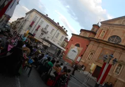 Piazza della Rossa, cuore della città e teatro all'aperto degli spettacoli estivi